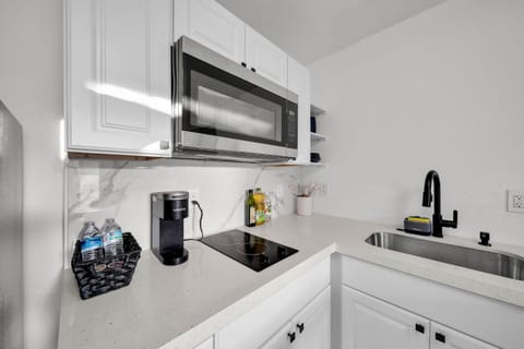 Coffee/tea facilities, Kitchen or kitchenette, minibar, stove, kitchen