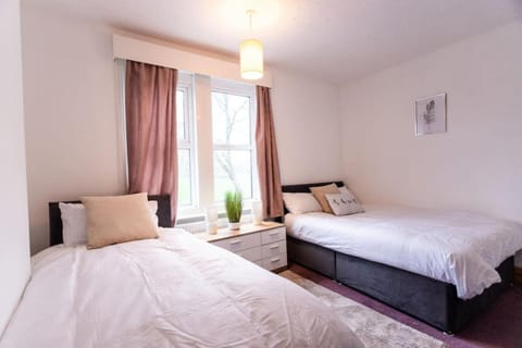 Edinburgh Street, Sleeps 9, 4 Bedrooms, Wifi, Long Stay Disc House in Swindon