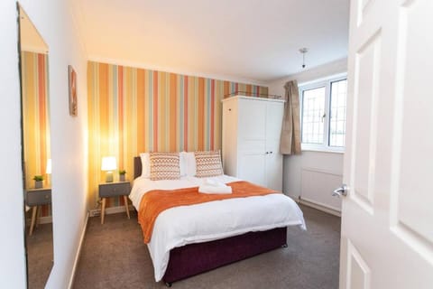 Long Stay Sleep up to 12 by ShortStayUK House in Bristol