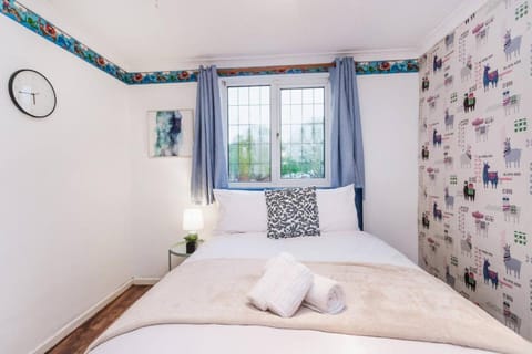 Long Stay Sleep up to 12 by ShortStayUK House in Bristol