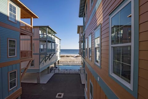 Breezyville Northwest Sky 7BR Lockout House in West Beach