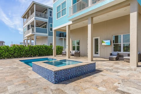 Luxurious Home: Gulf Views, Pool, Elevator House in Estero Island