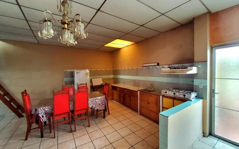 Kitchen or kitchenette, Dining area, pet friendly