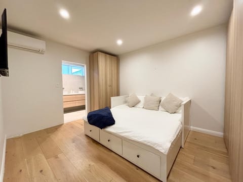 Bedroom, air conditioner