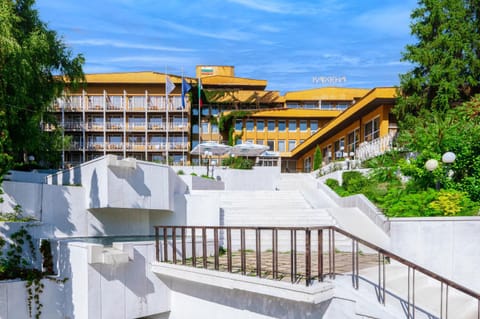 Property building, Facade/entrance, Spring, Day, Winter, Summer, Garden, View (from property/room), Balcony/Terrace, Garden view, Pool view, Swimming pool, Family