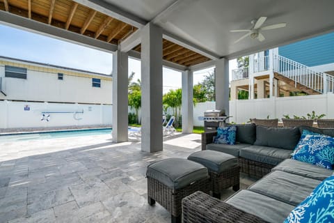 8BR Oasis: 2 Homes, Pools, Walk to Beach, Fam Fun House in Estero Island