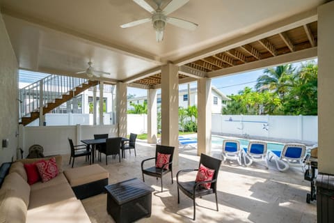 8BR Oasis: 2 Homes, Pools, Walk to Beach, Fam Fun House in Estero Island