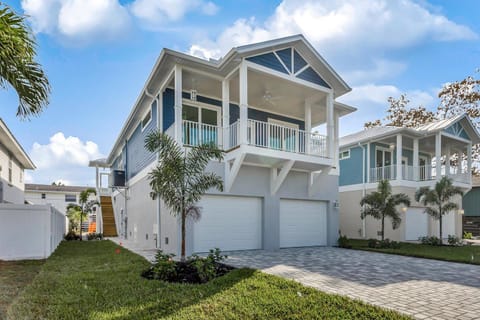 8BR Oasis: 2 Homes, Pools, Walk to Beach, Fam Fun House in Estero Island