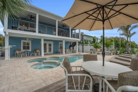 Mermaid Beach House: 2BR, Pool, Spa & Canal Access House in Estero Island