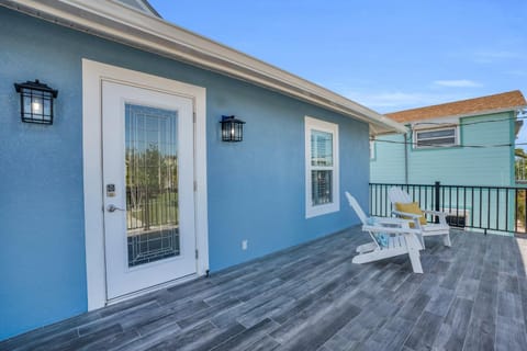 Mermaid Beach House: 2BR, Pool, Spa & Canal Access House in Estero Island