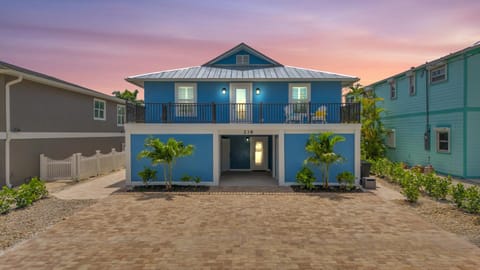 Beach House: Pool, Spa, Boat Dock & Beach House in Estero Island