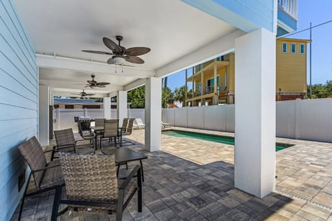 Beach Time: Saltwater Pool, Walk to Beach! House in Estero Island