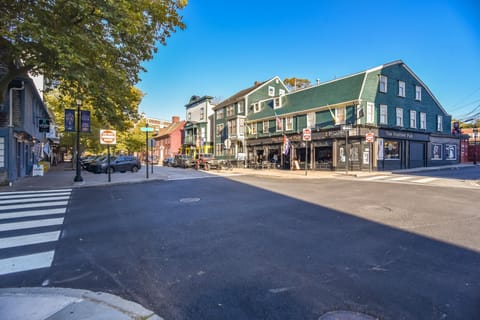 Walk to Bowens Wharf Condo in Dtwn Newport Apartment in Newport