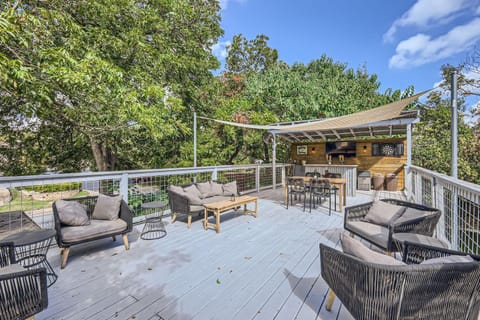 Authentic Austin Pad with Roof-top Deck Bar House in Austin