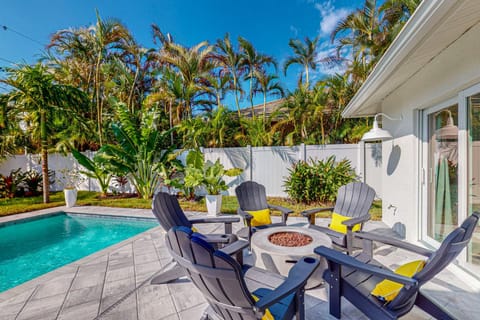 Yellow Door Beach Cottage House in Naples Park