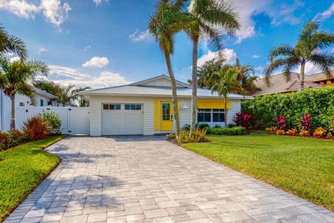 Yellow Door Beach Cottage House in Naples Park