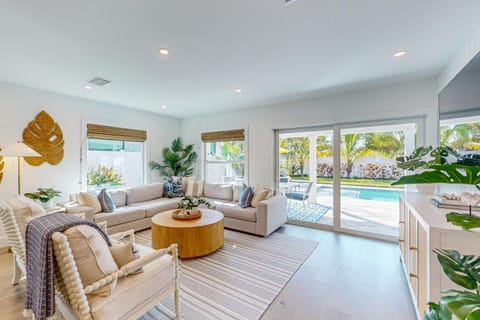 Yellow Door Beach Cottage House in Naples Park