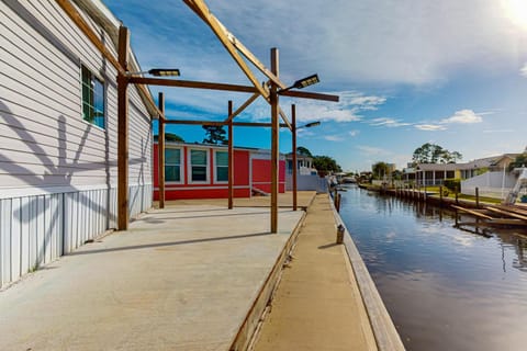 Sunrise Home House in Upper Grand Lagoon