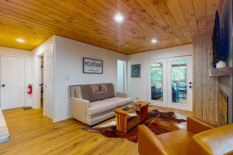 Cozy Cabin in the Trees House in Blue Ridge Lake