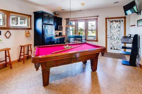 Billiard, Lounge or bar