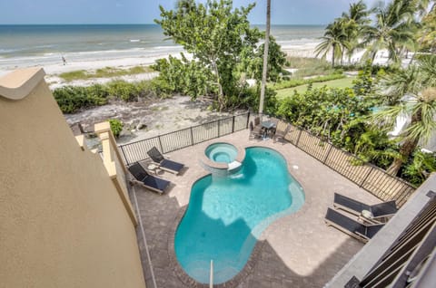 Big Kahuna Oasis: 10BR, Pools & Beach Access House in Estero Island