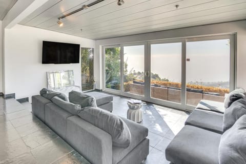 Pool, Spa and Ocean Views - Modern Home in Malibu! House in Malibu