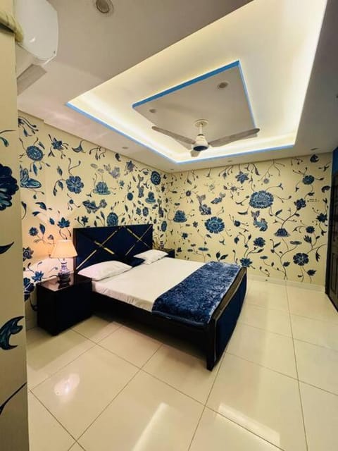 Serene Retreat Tranquil Room with Stunning Views Apartment in Lahore