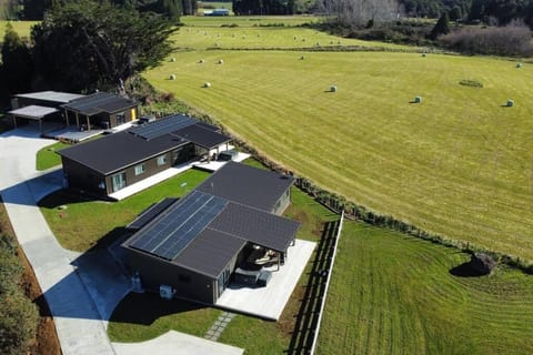 Sleeps 36 people - 3 spas - 3 homes House in Ohakune