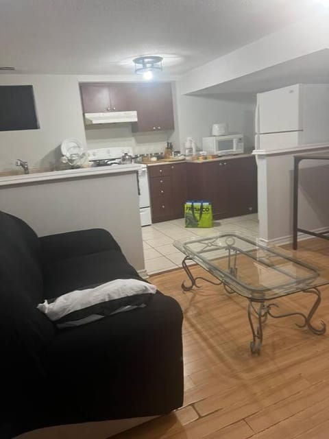 1200 sq 2 Bdrms Suite near Toronto Airport Apartment in Brampton