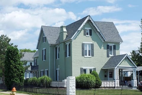 Downtown Getaway, Historic & Peaceful, FREE Bikes Apartment in Columbus