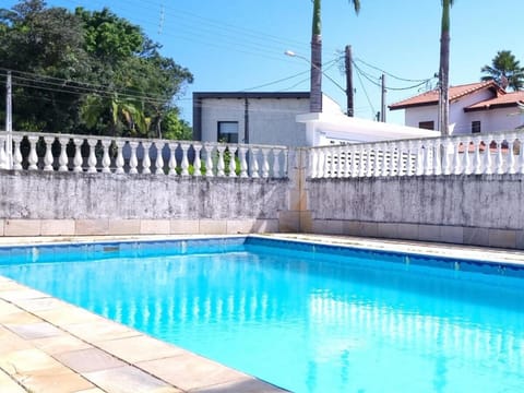 House with an Amazing Pool Very Close to the Beach House in Bertioga