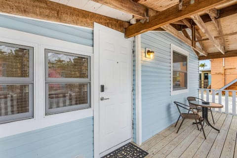 Charming 1BR Cottage Near Times Square & Beach House in Estero Island