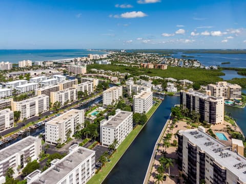 Beachside Condo w/ Pool, Lanai & Walk to Beach House in Estero Island