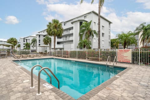 Beachside Condo w/ Pool, Lanai & Walk to Beach House in Estero Island