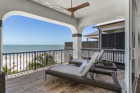 Beachfront 5BR: Heated Pool, Spa, Elevator, Views House in Estero Island