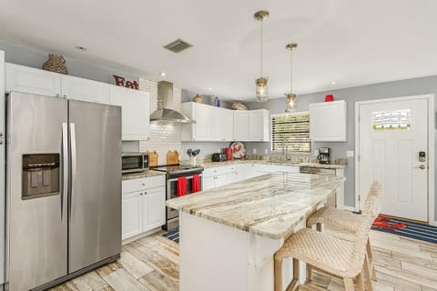 Lazy Lobster: Spacious 3BR w/ Pool & Private Decks House in Estero Island