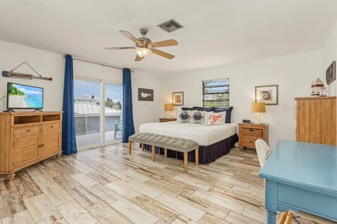 Lazy Lobster: Spacious 3BR w/ Pool & Private Decks House in Estero Island