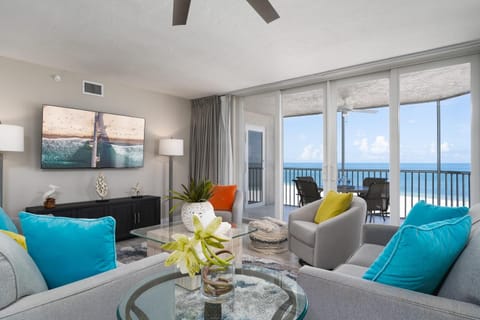 Sophisticated 3BR Condo: Gulf Views & New Pool House in Estero Island