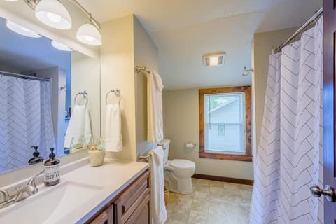 -5 Star Suite Spot - Sleeps 7 3 BR Full Remodel Casa in Appleton