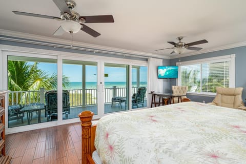 Oceanview Luxury: Sunset Views, Pool, Beach Access House in Estero Island