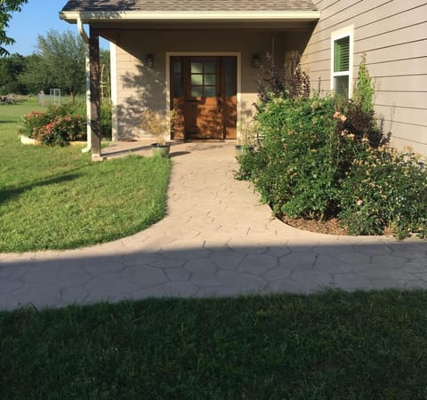 Hailey's Cottage on Small Farm-16 minutes to Silos House in Waco