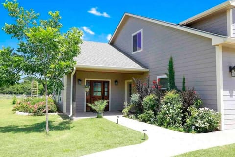 Hailey's Cottage on Small Farm-16 minutes to Silos House in Waco