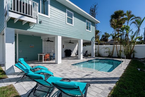 Heated Pool & Beach Access - Luxurious 3BR Home House in Estero Island