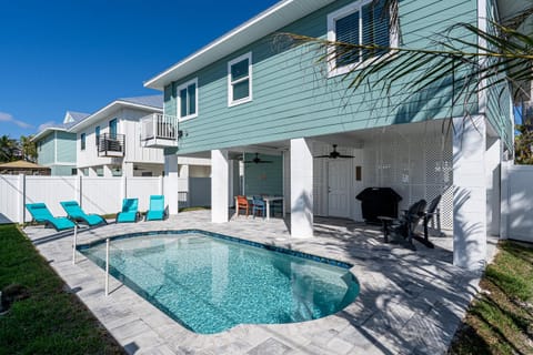 Heated Pool & Beach Access - Luxurious 3BR Home House in Estero Island