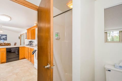 -Modern Townhouse -A Short Drive to the Draft Haus in De Pere