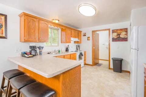 -Modern Townhouse -A Short Drive to the Draft Haus in De Pere