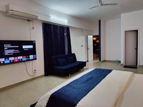 Bed, TV and multimedia, Bedroom