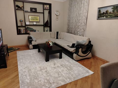 House with 3 bedrooms,1 living room and a kitchen in Bakikhanov district, near Tolkuchka Bed and Breakfast in Baku