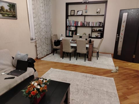 House with 3 bedrooms,1 living room and a kitchen in Bakikhanov district, near Tolkuchka Bed and Breakfast in Baku