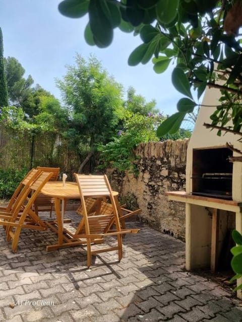 Patio, Day, Dining area